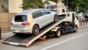 セーフティーローダーの荷台をスライドさせて車を乗せている
