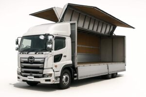 日野：プロフィアのウイング車がウイングを広げている